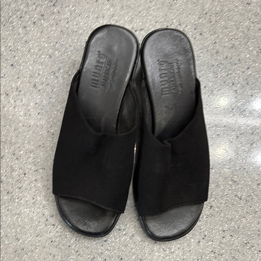 Munro Black Sandals Modern Minimalist Design
